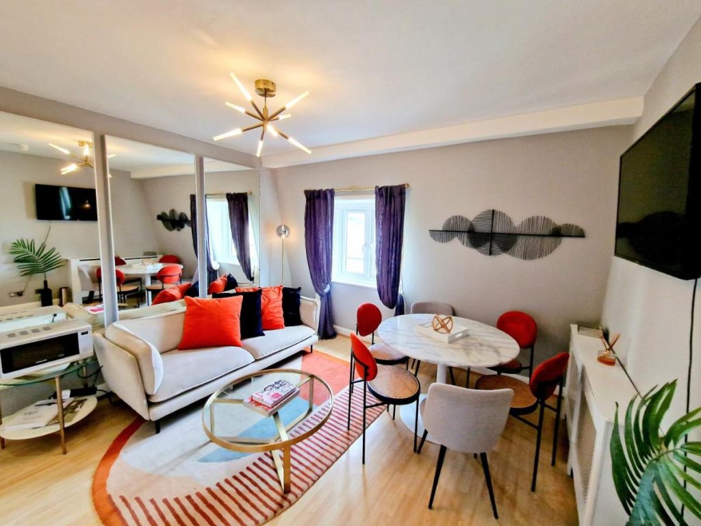 Brilliant 3 Bedroom's Apartment in Hyde Park