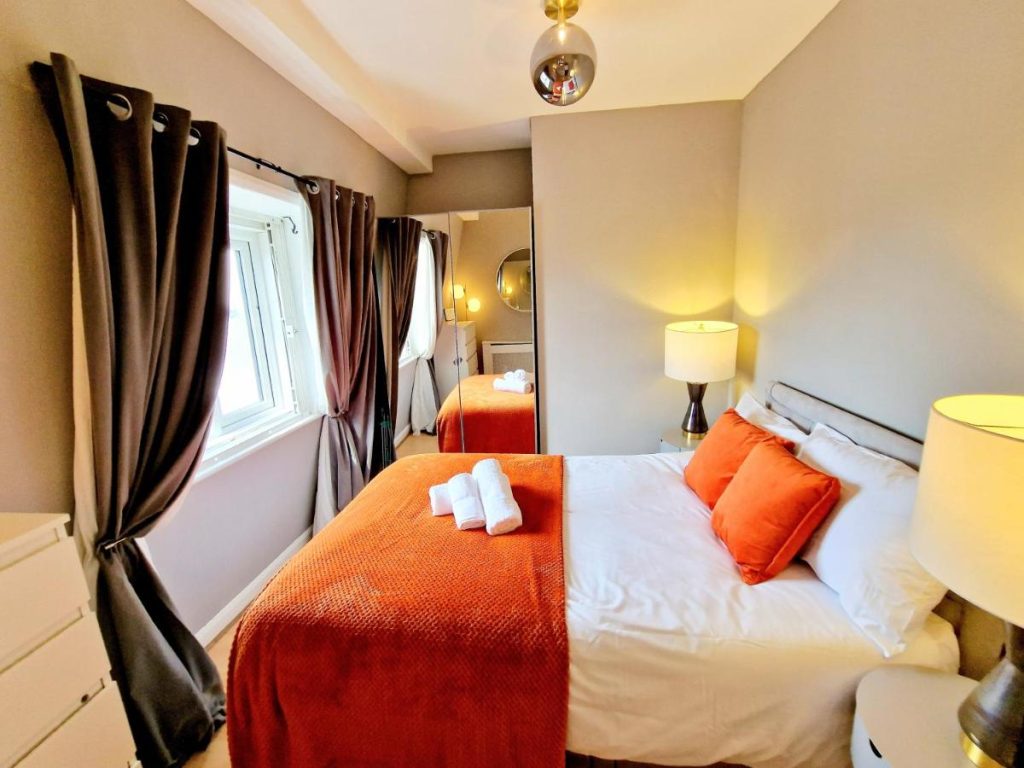 Brilliant 3 Bedroom's Apartment in Hyde Park