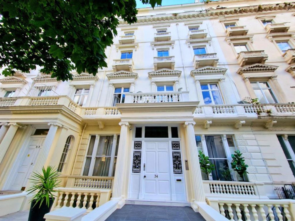 Gorgeous Hyde Park Home with Elevator